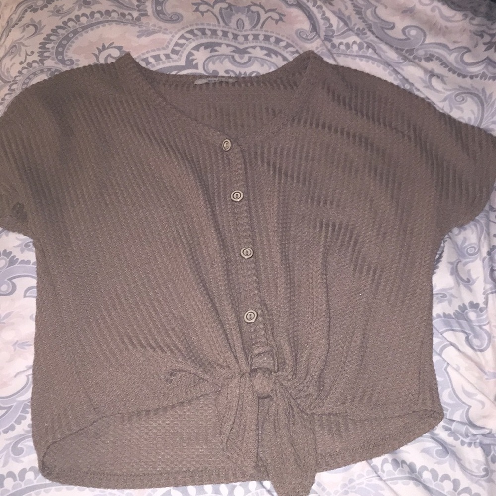 beige t shirt